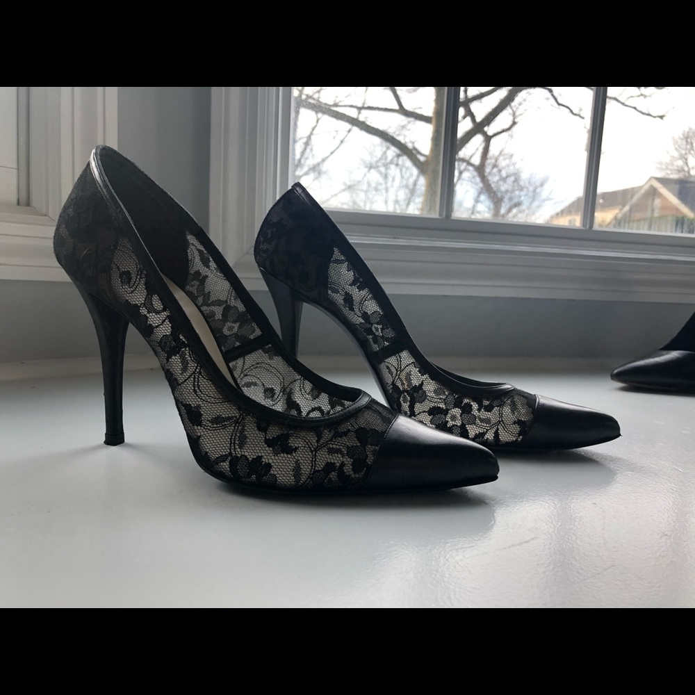 Stuart Weitzman Black pump with lace